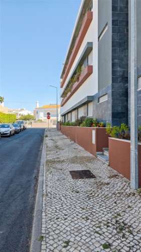 Apartamento com Piscina e Garagem a 800 Metros da Praia