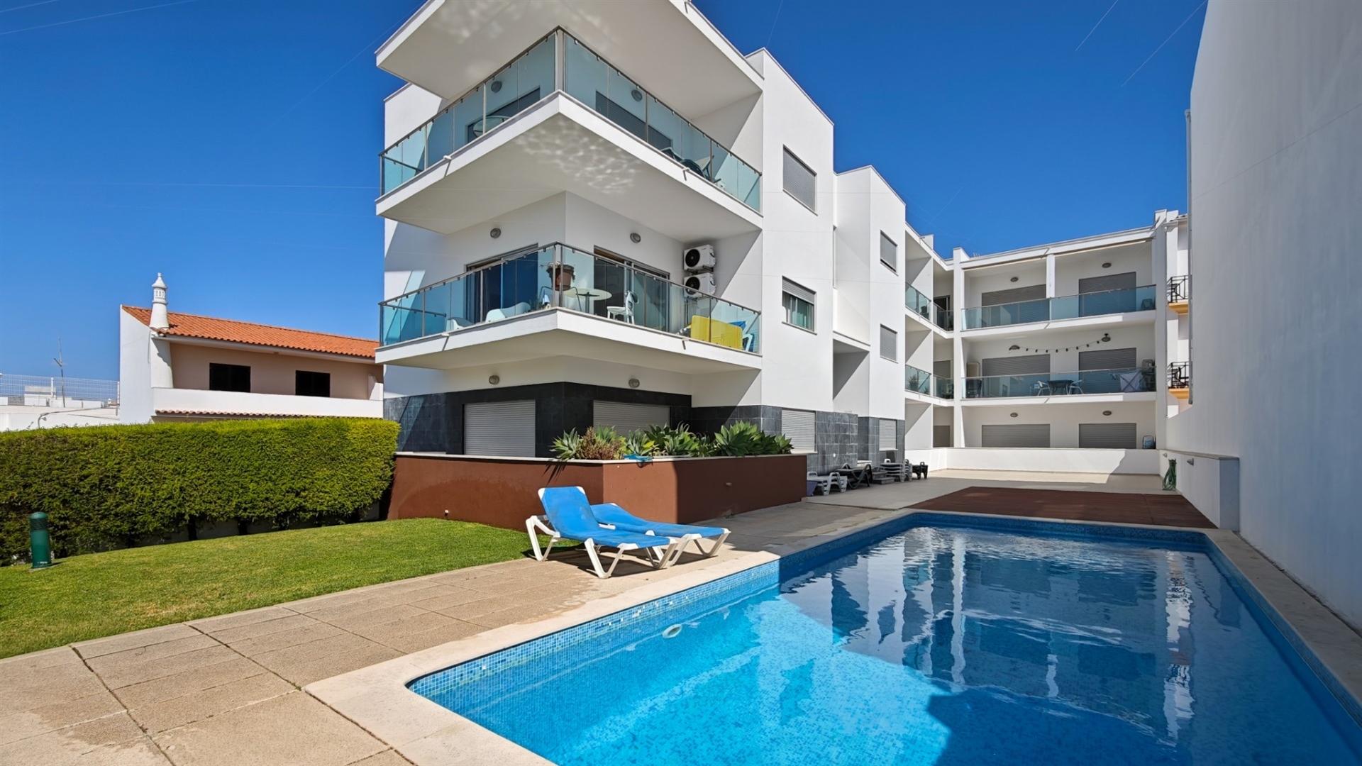 Apartamento com Piscina e Garagem a 800 Metros da Praia