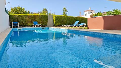 Apartamento com Piscina e Garagem a 800 Metros da Praia