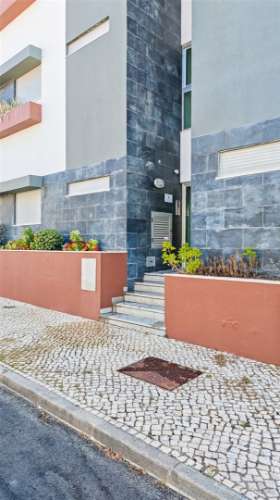 Apartamento com Piscina e Garagem a 800 Metros da Praia