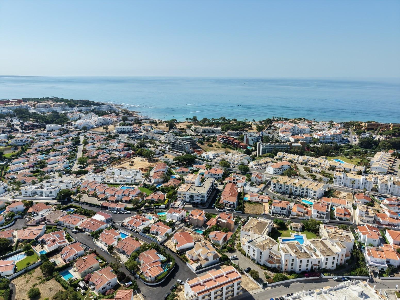 Apartamento com Piscina e Garagem a 800 Metros da Praia