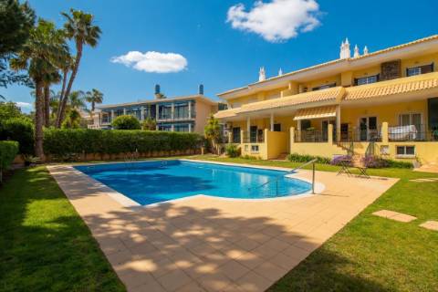 Apartamento T3 em Vilamoura com vista para Campo de Golfe e Piscina