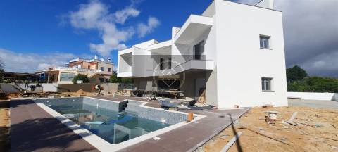 Moradia T4 com piscina em construção - Albufeira