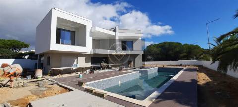 Moradia T4 com piscina em construção - Albufeira