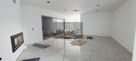 Moradia T4 com piscina em construção - Albufeira