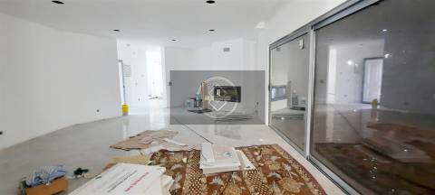 Moradia T4 com piscina em construção - Albufeira