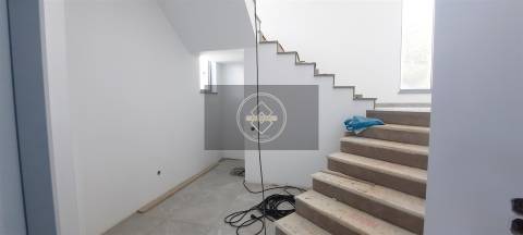 Moradia T4 com piscina em construção - Albufeira