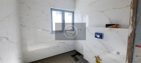 Moradia T4 com piscina em construção - Albufeira