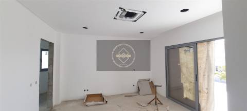 Moradia T4 com piscina em construção - Albufeira