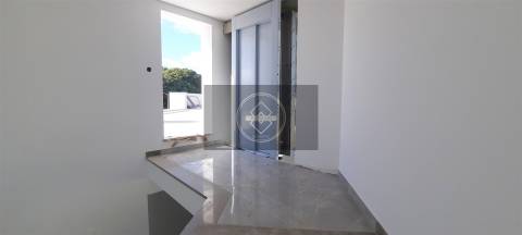 Moradia T4 com piscina em construção - Albufeira