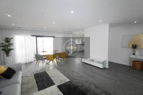 Apartamento T3 com piscina em fase de construção- Peares/Quelfes