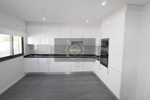 Apartamento T3 com piscina em fase de construção- Peares/Quelfes