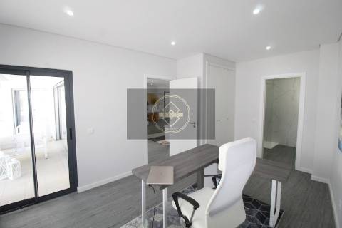 Apartamento T3 com piscina em fase de construção- Peares/Quelfes