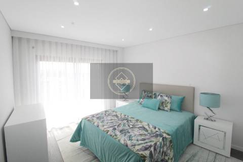 Apartamento T3 com piscina em fase de construção- Peares/Quelfes