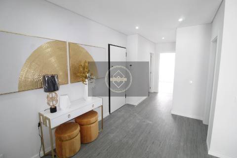 Apartamento T2 com piscina em fase de construção- Peares/Quelfes