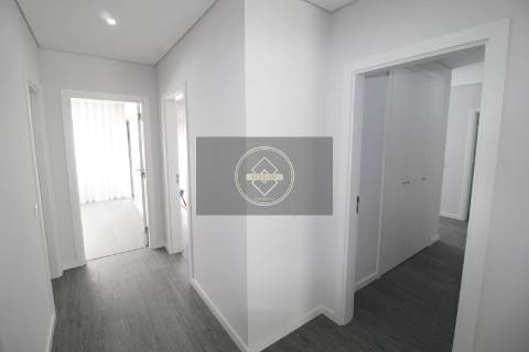 Apartamento T2 com piscina em fase de construção- Peares/Quelfes