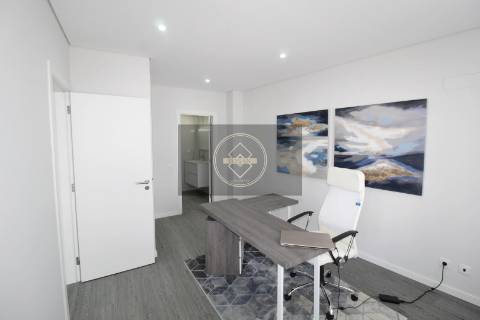 Apartamento T2 com piscina em fase de construção- Peares/Quelfes