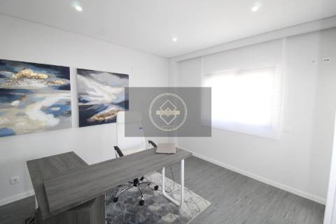 Apartamento T2 com piscina em fase de construção- Peares/Quelfes