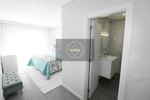 Apartamento T2 com piscina em fase de construção- Peares/Quelfes