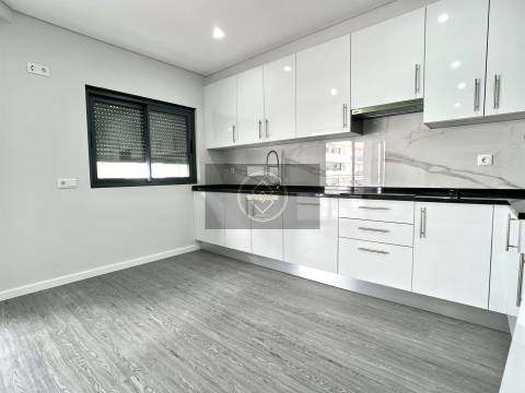 Apartamento T1 com piscina em fase de construção- Peares/Quelfes