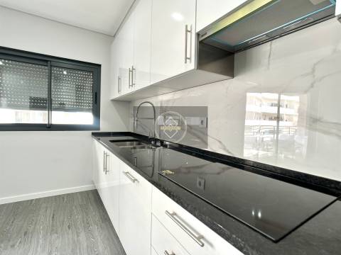 Apartamento T1 com piscina em fase de construção- Peares/Quelfes