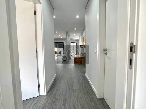 Apartamento T1 com piscina em fase de construção- Peares/Quelfes