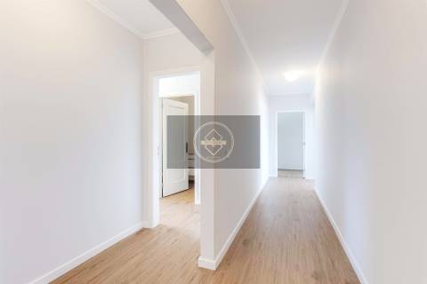 Apartamento T3 renovado com garagem - Lagos