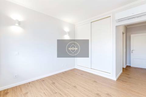 Apartamento T3 renovado com garagem - Lagos