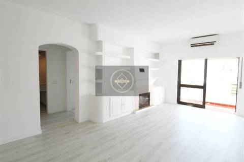 Apartamento T2 renovado com garagem - Albufeira