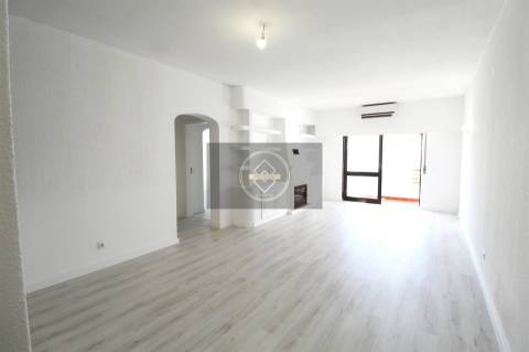 Apartamento T2 renovado com garagem - Albufeira