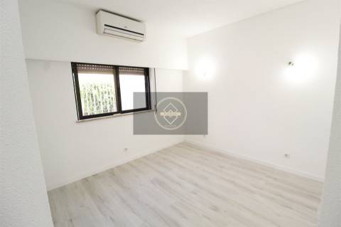 Apartamento T2 renovado com garagem - Albufeira