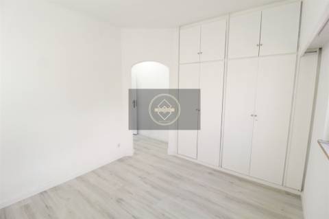 Apartamento T2 renovado com garagem - Albufeira