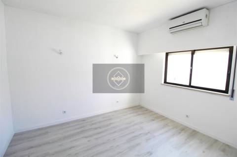 Apartamento T2 renovado com garagem - Albufeira