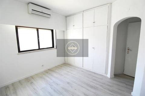 Apartamento T2 renovado com garagem - Albufeira