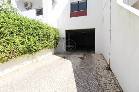 Apartamento T2 renovado com garagem - Albufeira