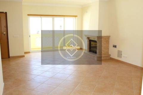 Moradia em banda T2+2 com garagem- Albufeira