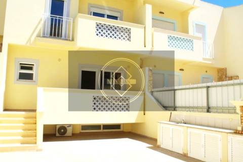 Moradia em banda T2+2 com garagem- Albufeira