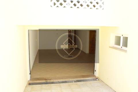 Moradia em banda T2+2 com garagem- Albufeira