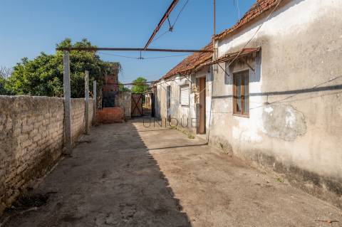 Excelente Oportunidade de Investimento em Santa Joana - Moradia T2 a Reabilitar!