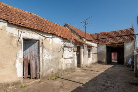 Excelente Oportunidade de Investimento em Santa Joana - Moradia T2 a Reabilitar!