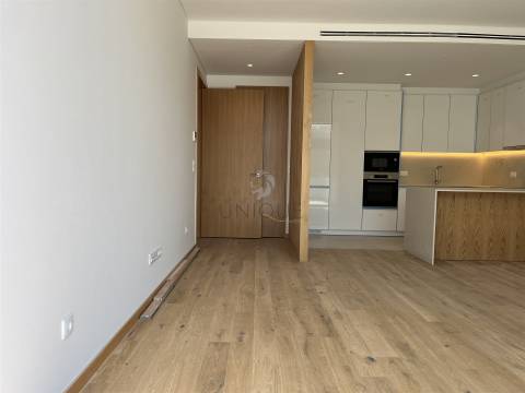 Apartamento T2 no centro de Aveiro com arrumos e lugar de garagem