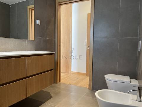 Apartamento T2 no centro de Aveiro com arrumos e lugar de garagem