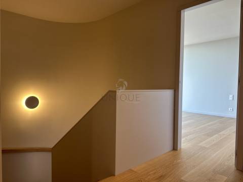 Apartamento T3 Duplex em Vila Nova de Gaia | Vista Rio e Mar, Varanda e Garagem