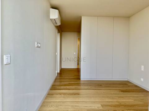 Apartamento T3 Duplex em Vila Nova de Gaia | Vista Rio e Mar, Varanda e Garagem