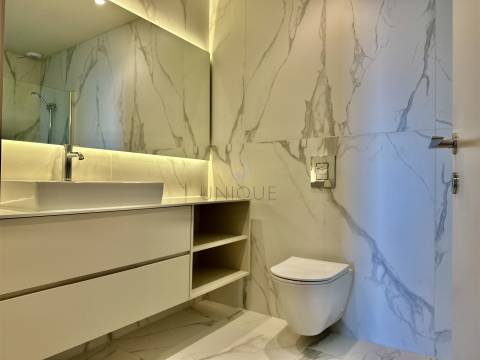 Apartamento T3 Duplex em Vila Nova de Gaia | Vista Rio e Mar, Varanda e Garagem