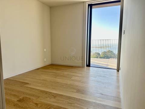 Apartamento T3 Duplex em Vila Nova de Gaia | Vista Rio e Mar, Varanda e Garagem