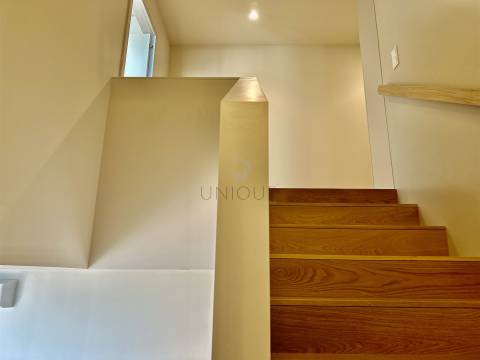 Apartamento T3 Duplex em Vila Nova de Gaia | Vista Rio e Mar, Varanda e Garagem