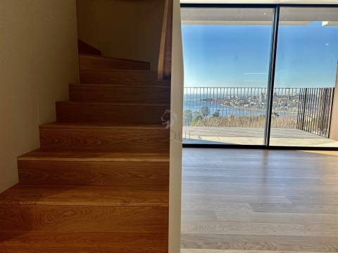 Apartamento T3 Duplex em Vila Nova de Gaia | Vista Rio e Mar, Varanda e Garagem