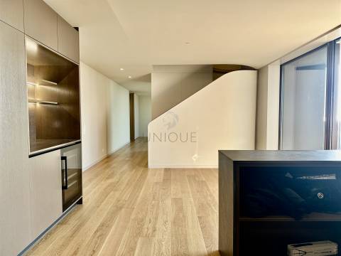 Apartamento T3 Duplex em Vila Nova de Gaia | Vista Rio e Mar, Varanda e Garagem
