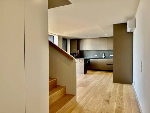 Apartamento T3 Duplex em Vila Nova de Gaia | Vista Rio e Mar, Varanda e Garagem